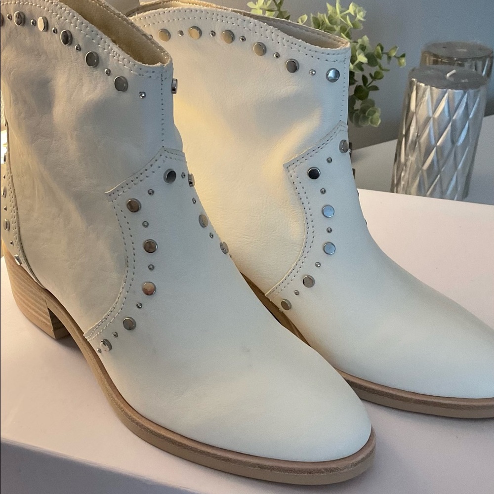 NWT’s DOLCE VITA SIZE 6 off white with silver studs are beauties! - Picture 7 of 9